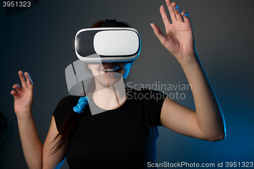 Image of Woman wear with the VR device