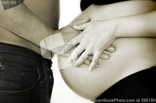 Image of Händer på gravid mage