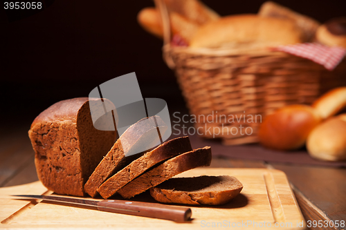 Image of Sliced rye bread and basket 