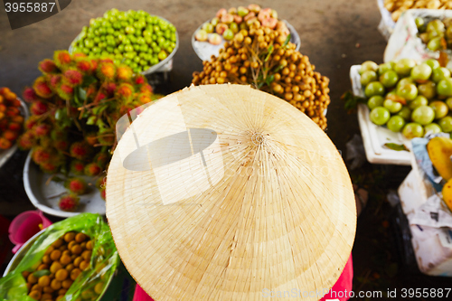 Image of Vietnamese woman on the street market