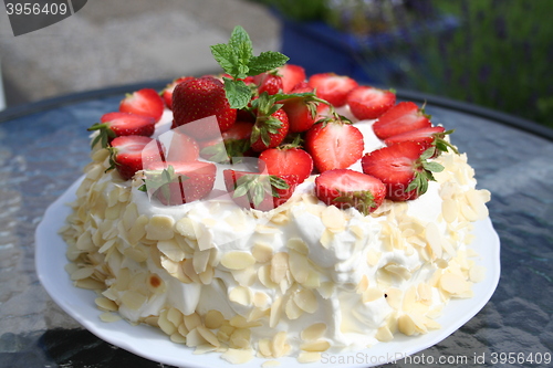 Image of Cake with Swedish strawberries, almond and cream