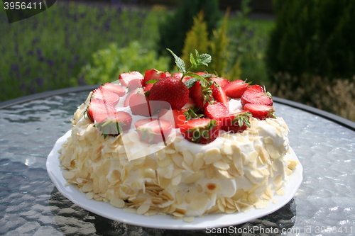 Image of Midsummer gateau with strawberries, almond and cream