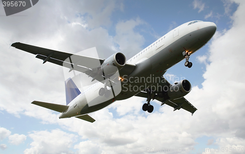 Image of  jet landing, View from below