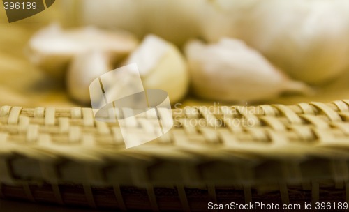 Image of basket and garlics out of focus