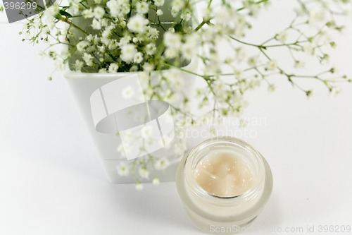 Image of flowers and creme