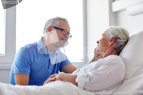 Image of senior couple meeting at hospital ward
