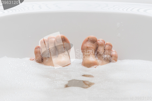 Image of Men\'s feet in a bathtub, selective focus on toes