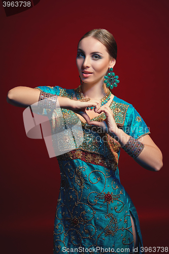 Image of Woman wearing traditional Indian sari