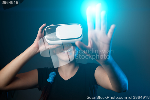 Image of Woman wear with the VR device