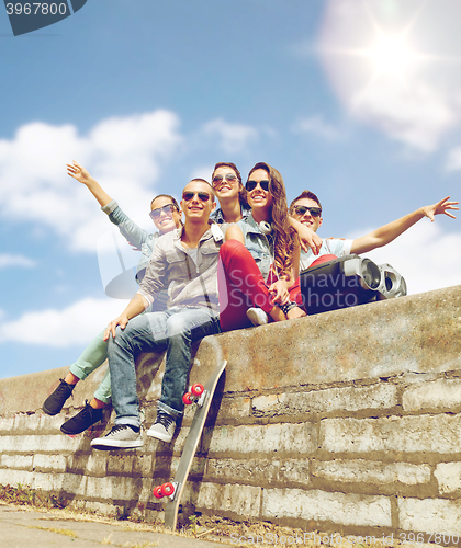 Image of group of smiling teenagers hanging out