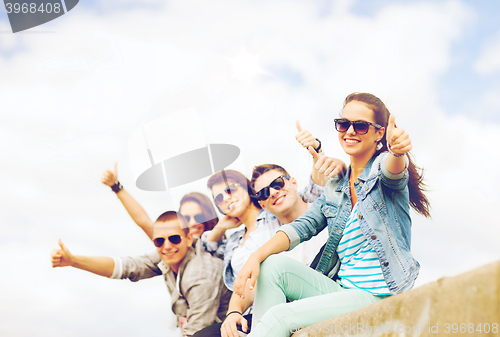 Image of teenagers showing thumbs up