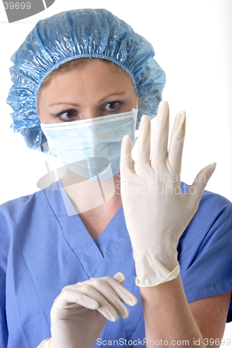 Image of Lady surgeon putting on gloves