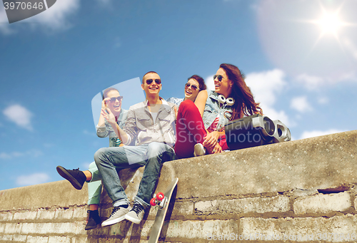 Image of group of smiling teenagers hanging out