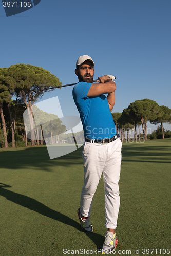 Image of golf player hitting shot