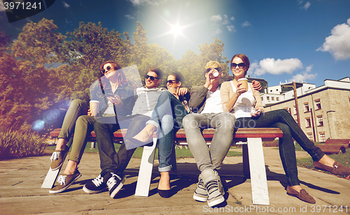 Image of group of students or teenagers drinking coffee