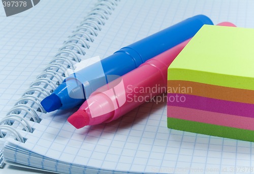 Image of two colored markers and notes