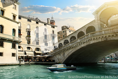 Image of Rialto bridge in Venice