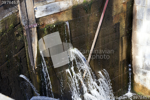 Image of old leaking dam  