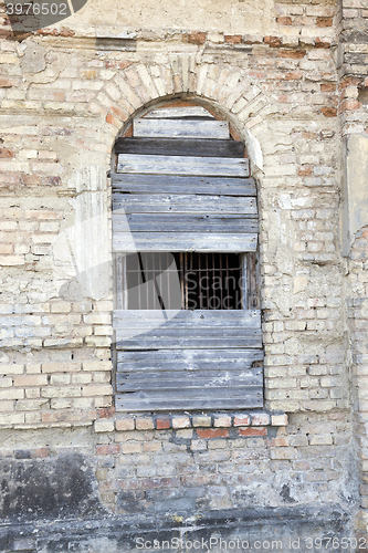Image of old crumbling building  
