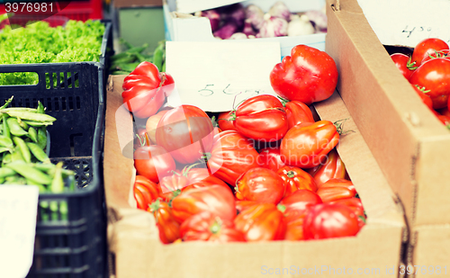 Image of oxheart tomatoes in box at street market