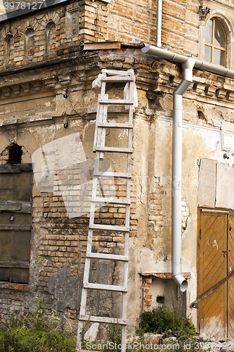 Image of old crumbling building  