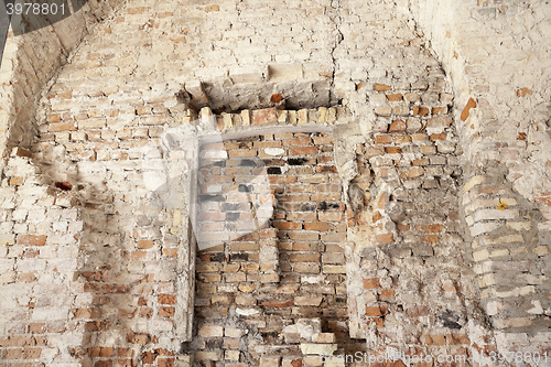 Image of crumbling old building  