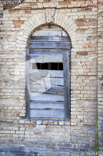 Image of old crumbling building  