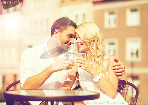 Image of couple drinking wine in cafe