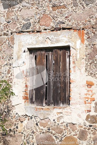 Image of old crumbling building  