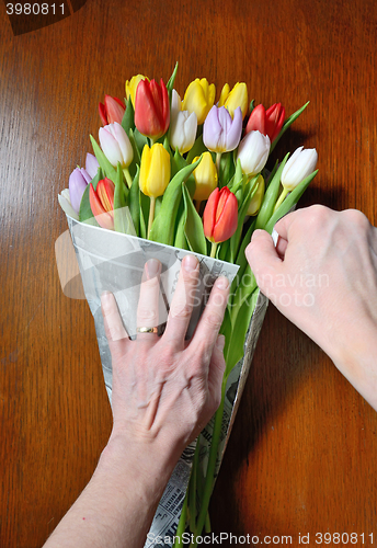 Image of hand keeps a bouquet of tulips 