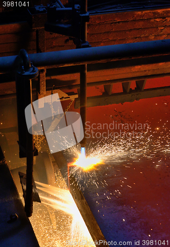 Image of Gas cutting of the hot metal