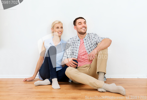 Image of couple with cardboard boxes moving to new home