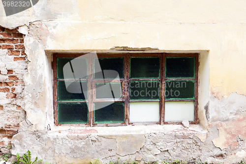 Image of old crumbling building 