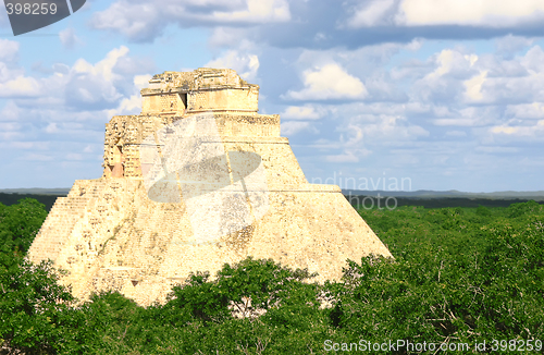 Image of Maya pyramid at Uxmal