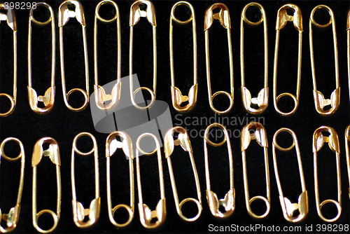 Image of Alternating Safety Pins