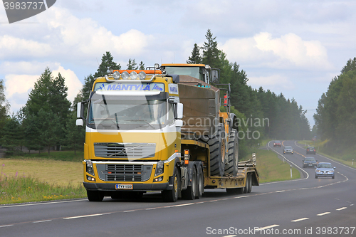 Image of Volvo FH16 Transports Caterpillar Wheel Loader
