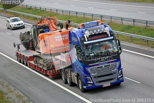 Image of Volvo FH16 Transports Excavator on Freeway