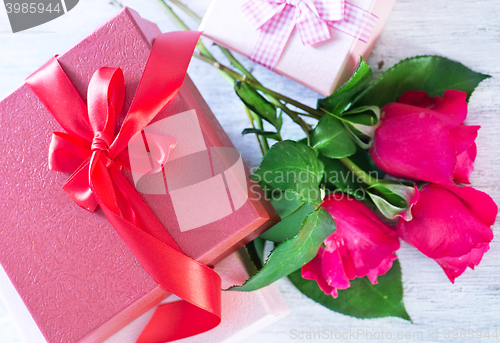 Image of box for present and red roses 