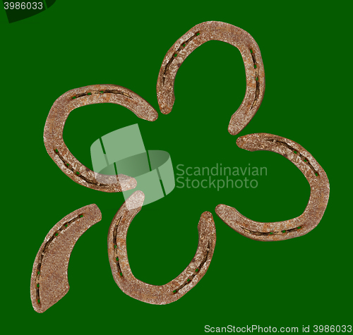 Image of Horseshoes forming a clover leaf