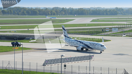 Image of Israeli airline El Al plane and security armored vehicle