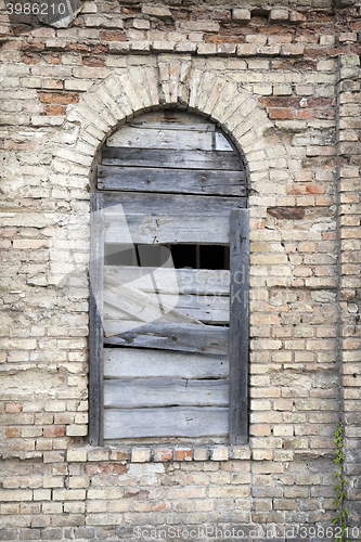 Image of old crumbling building