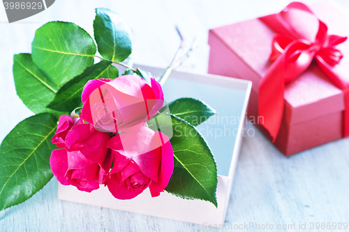Image of box for present and red roses 
