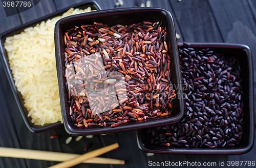 Image of raw rice in bowls