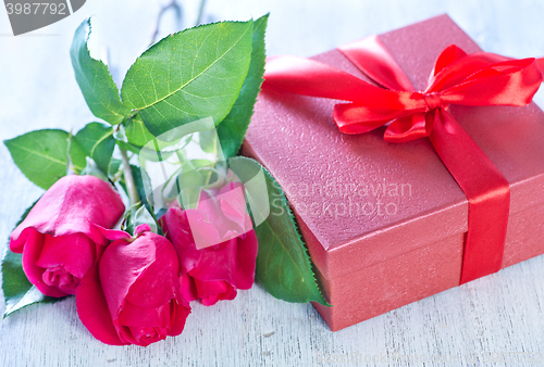 Image of box for present and red roses 