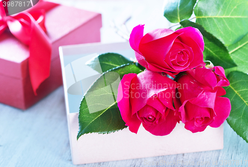 Image of box for present and red roses 