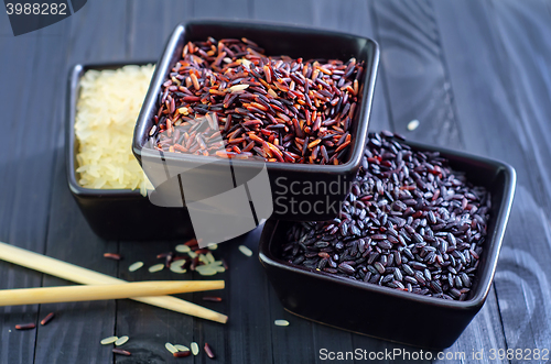 Image of raw rice in bowls