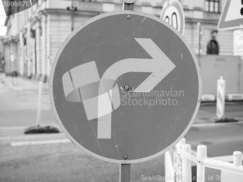 Image of Turn right sign in black and white