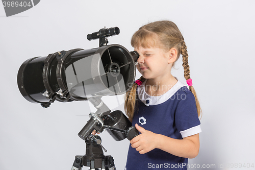 Image of Girl amateur astronomer sets up a telescope for observing the starry sky