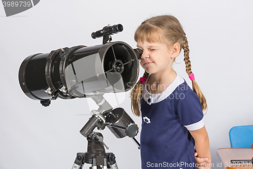 Image of Girl amateur astronomer watching the stars through a telescope