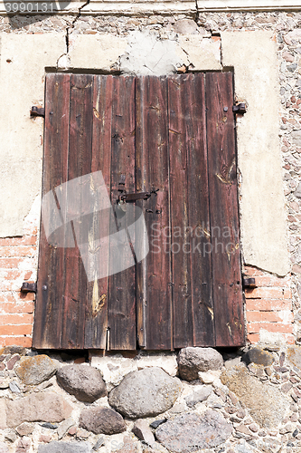 Image of old crumbling building